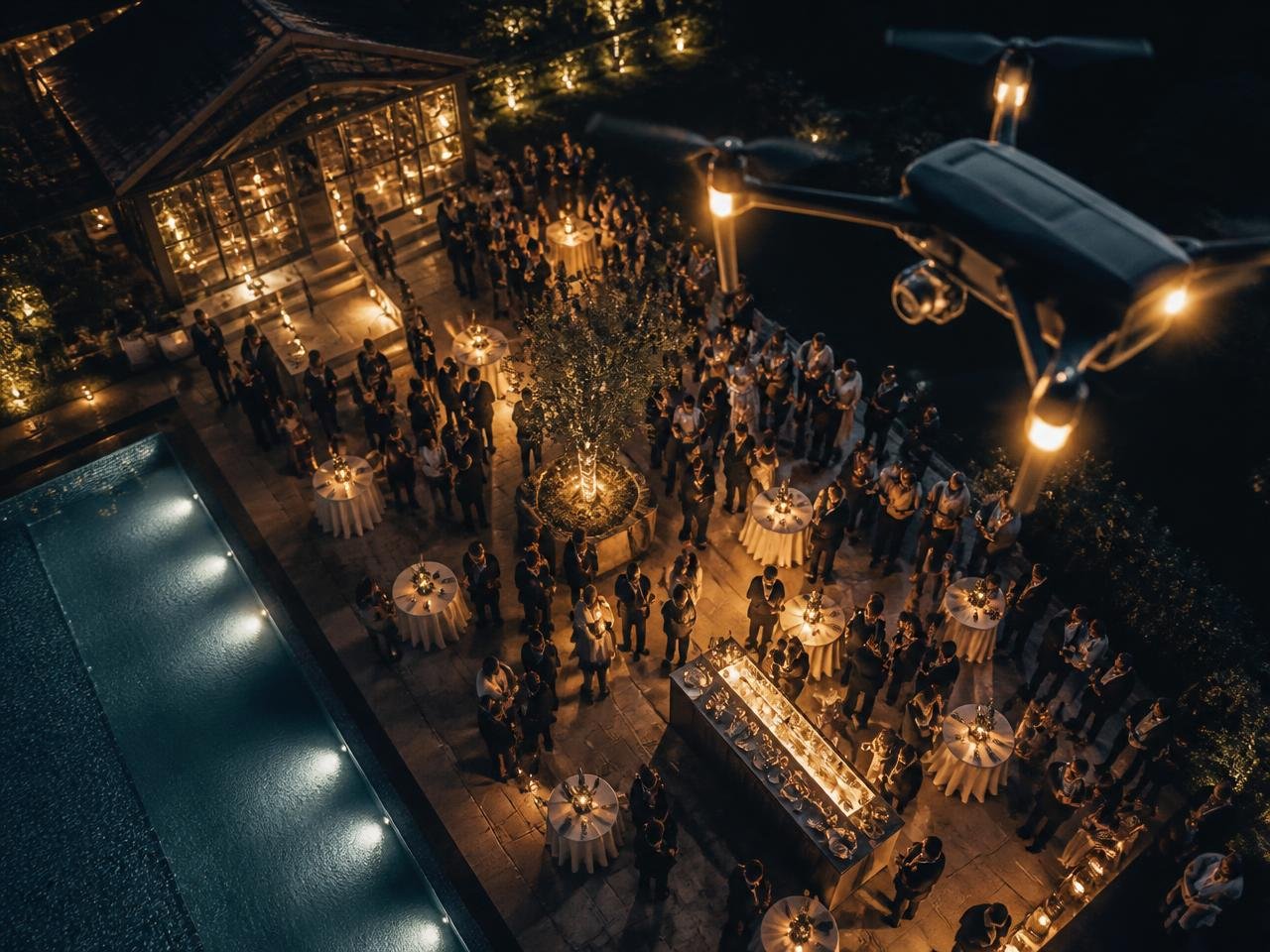Drone filmando um evento de luxo do alto com iluminação dourada